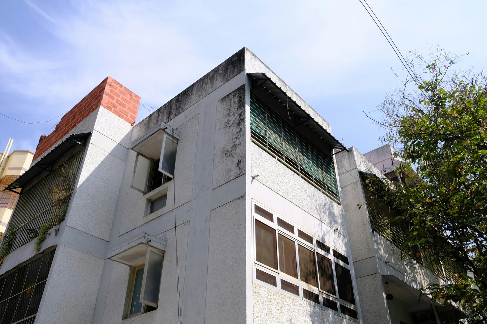 Espace commun convivial dans une résidence de co-living moderne