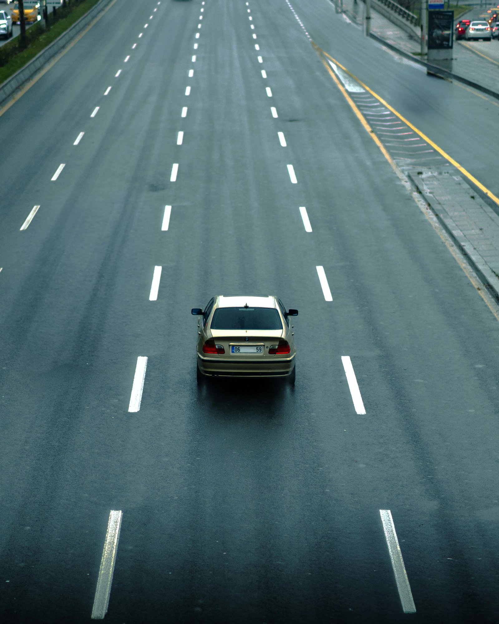 Maison moderne équipée de panneaux solaires et d'une isolation écologique