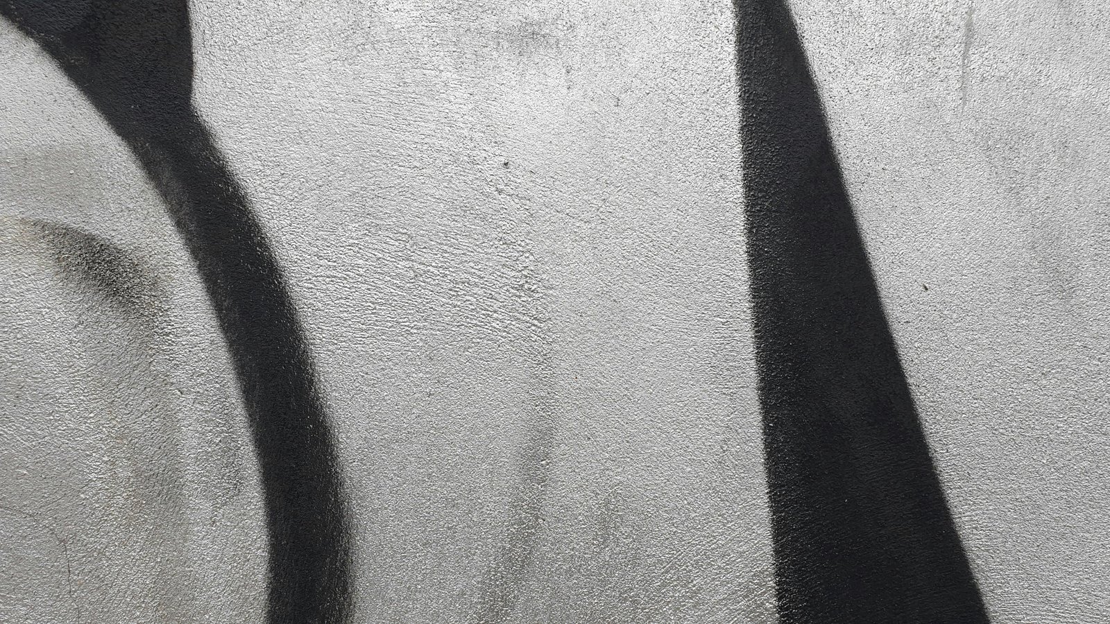 Détail d’un mur en matériaux recyclés, avec objets insolites intégrés