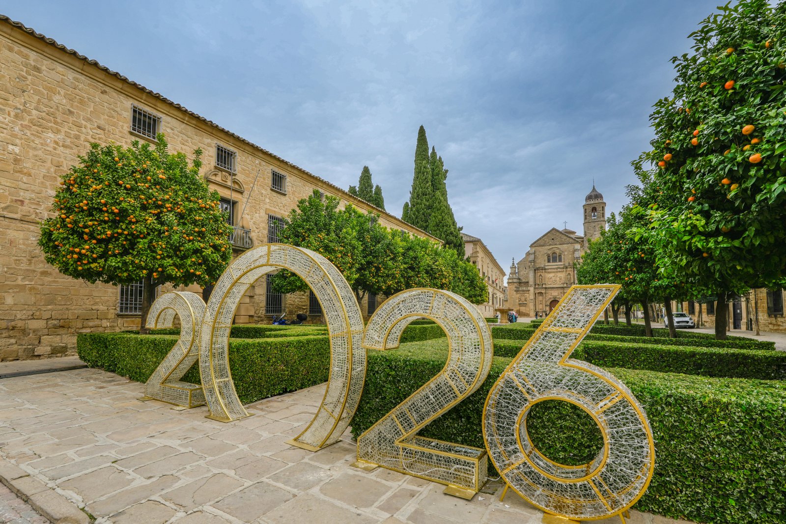 Installation de panneaux solaires intégrés sur le toit d'une maison rénovée moderne