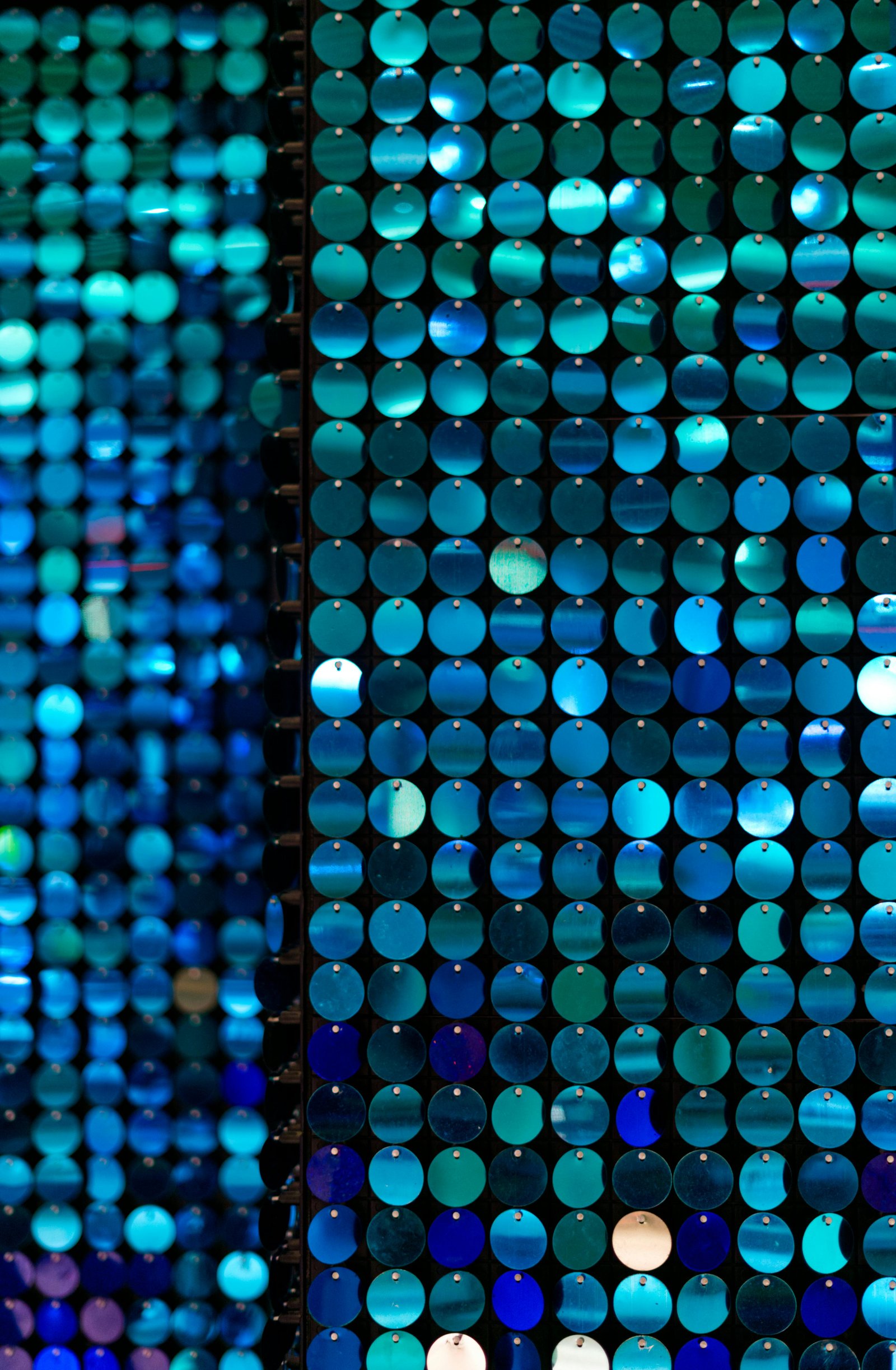 Installation de panneaux solaires sur un toit moderne