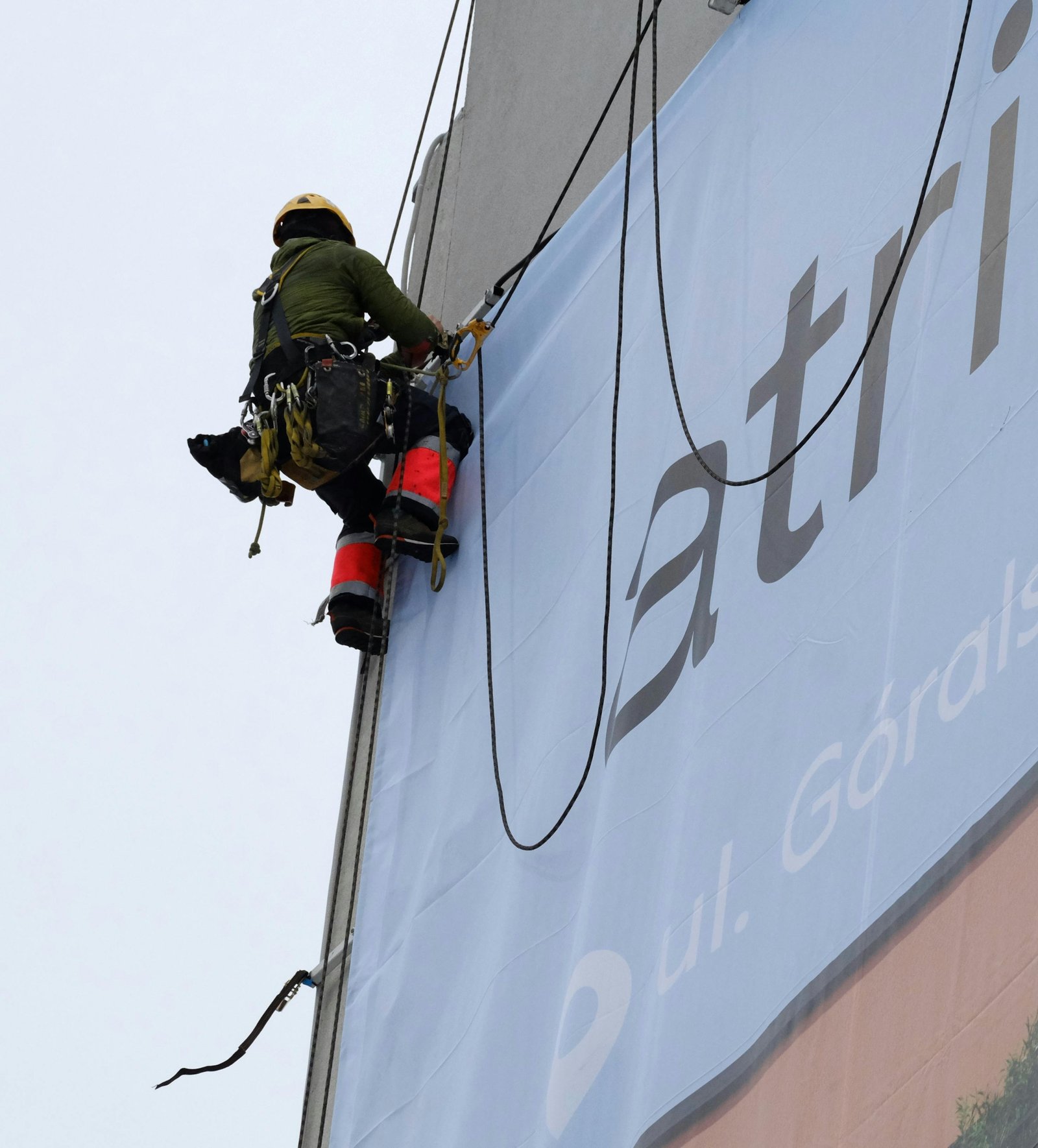 Installation de panneaux solaires sur un toit résidentiel par un installateur