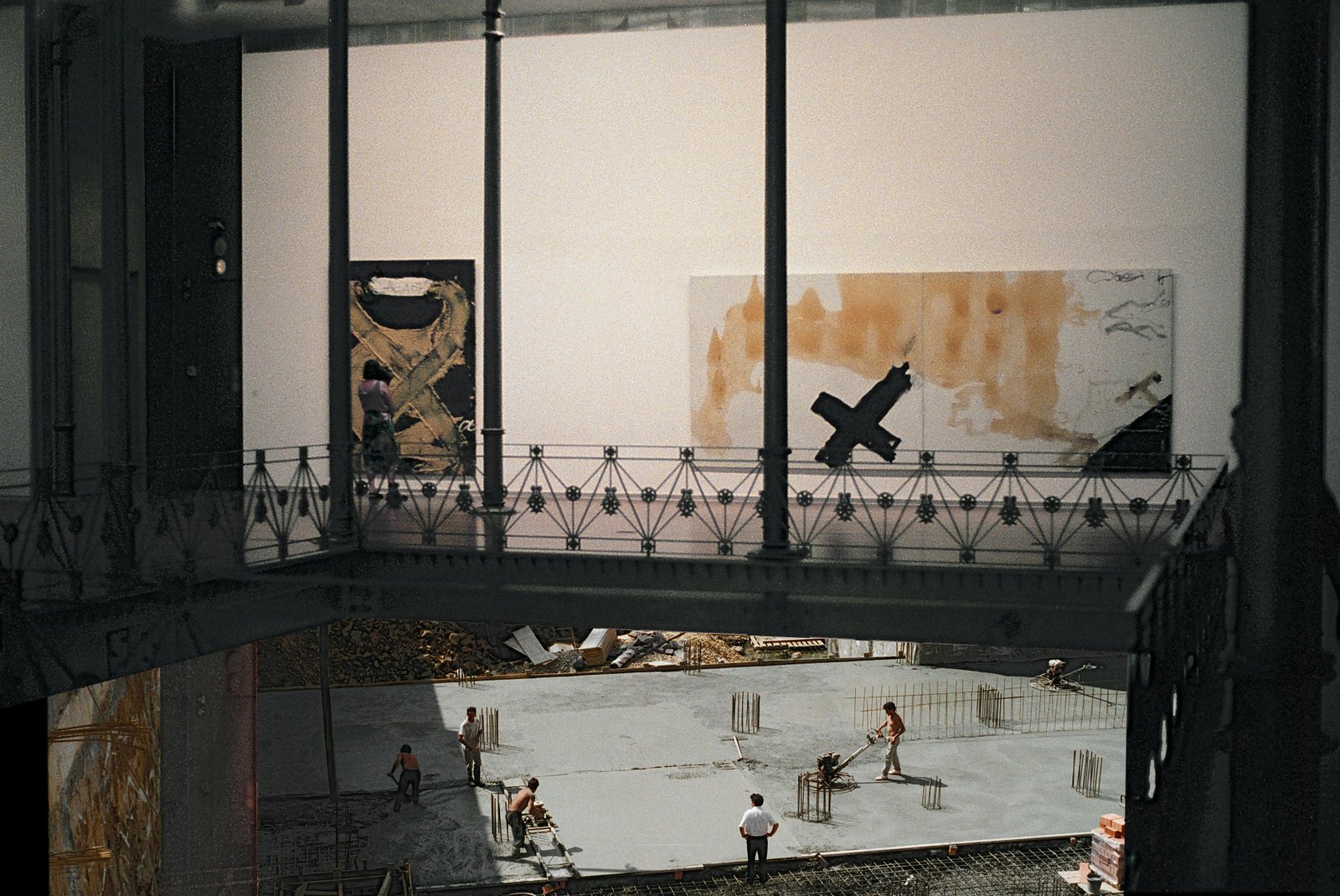 Installation de panneaux solaires sur une maison moderne