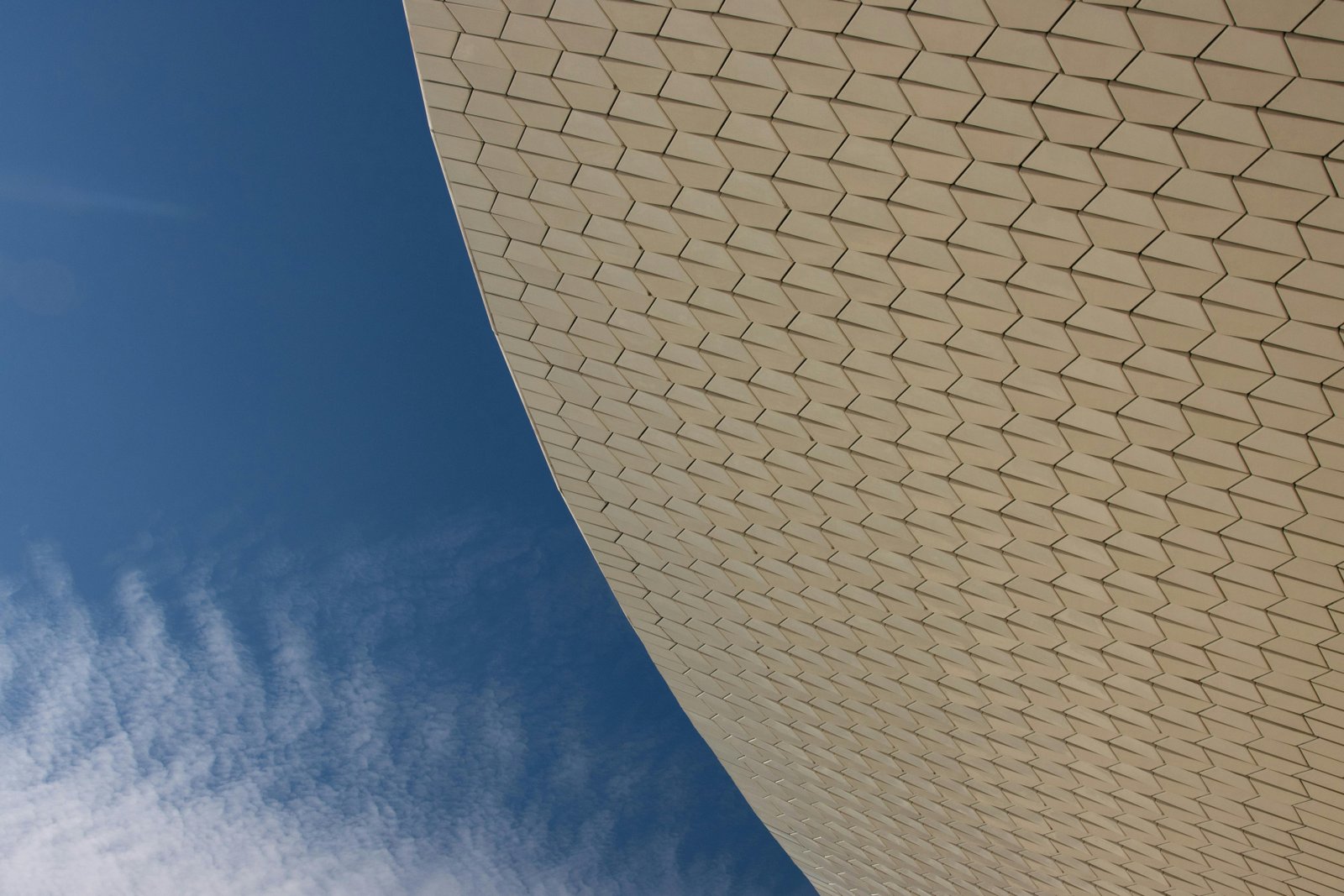 Maison moderne équipée de panneaux solaires et d'une pompe à chaleur en 2026