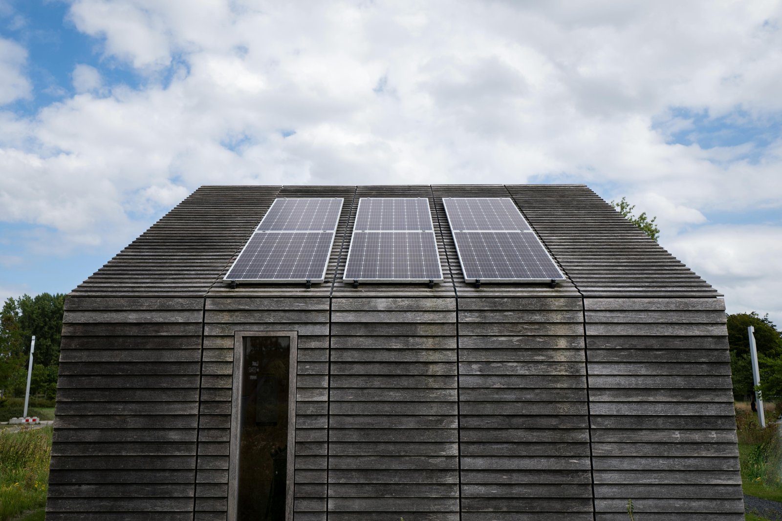 Maison rénovée avec des matériaux durables et des panneaux solaires sur le toit