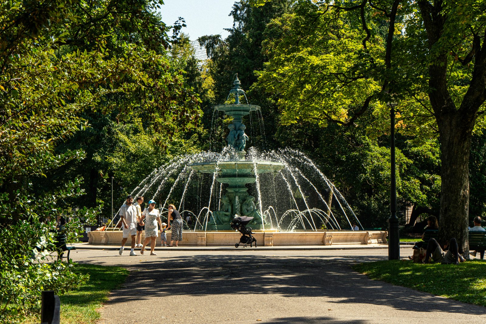 Panneaux solaires et éolienne domestique installés dans un jardin familial