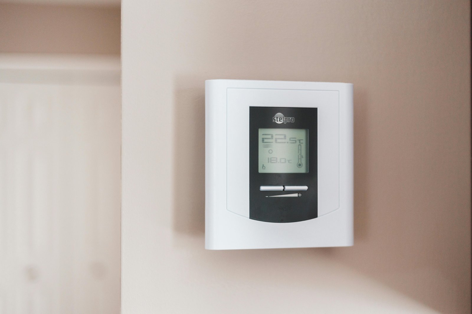Thermostat intelligent installé dans une maison rénovée