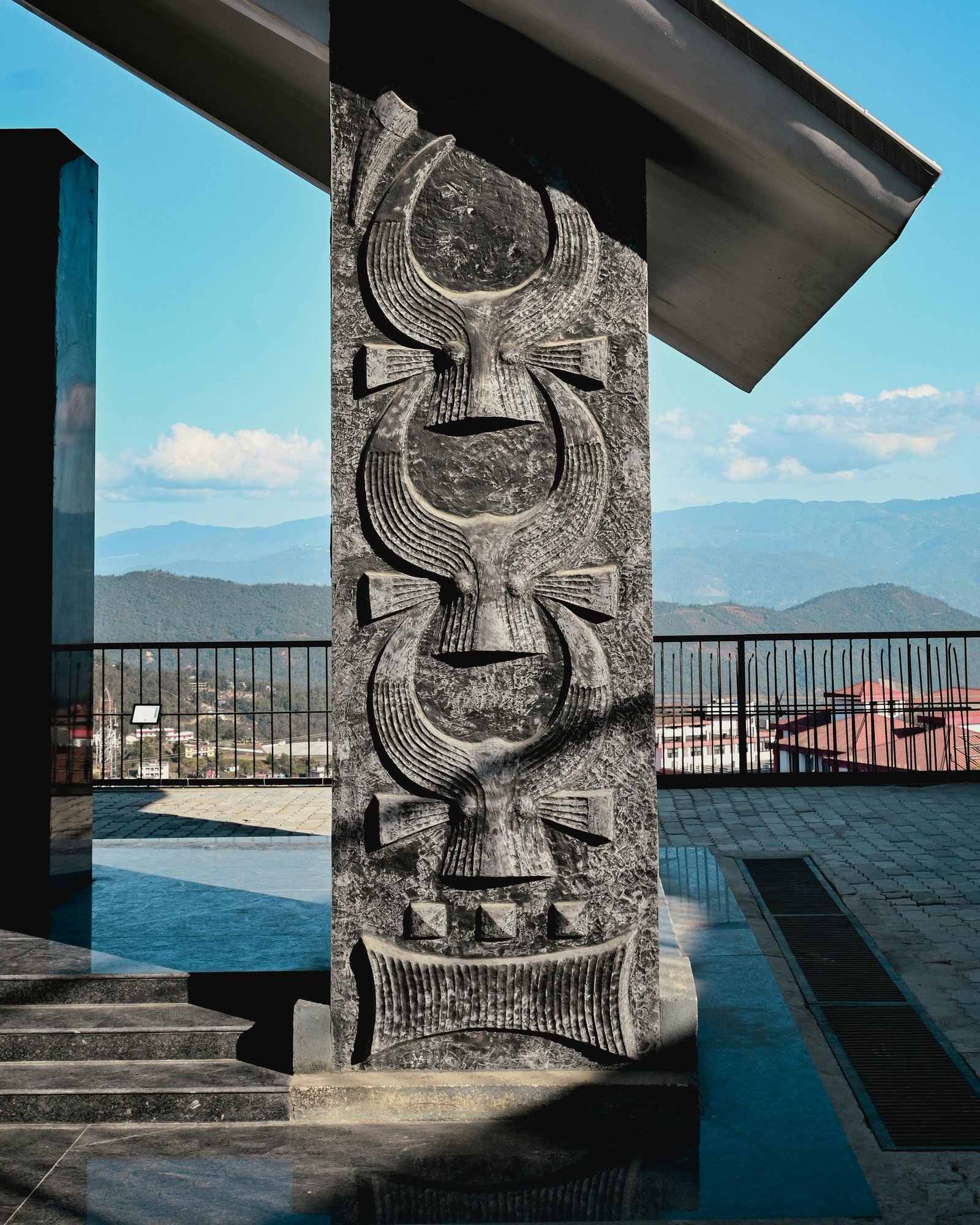 Toit équipé de panneaux solaires sur une maison rénovée