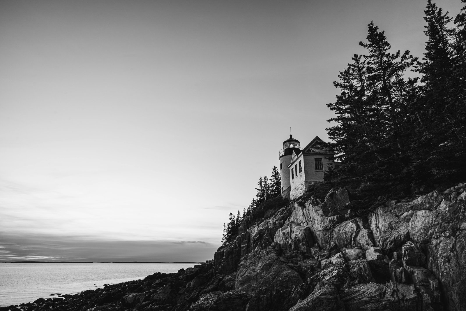 Façade d’un bâtiment basse consommation avec panneaux solaires et isolation végétale
