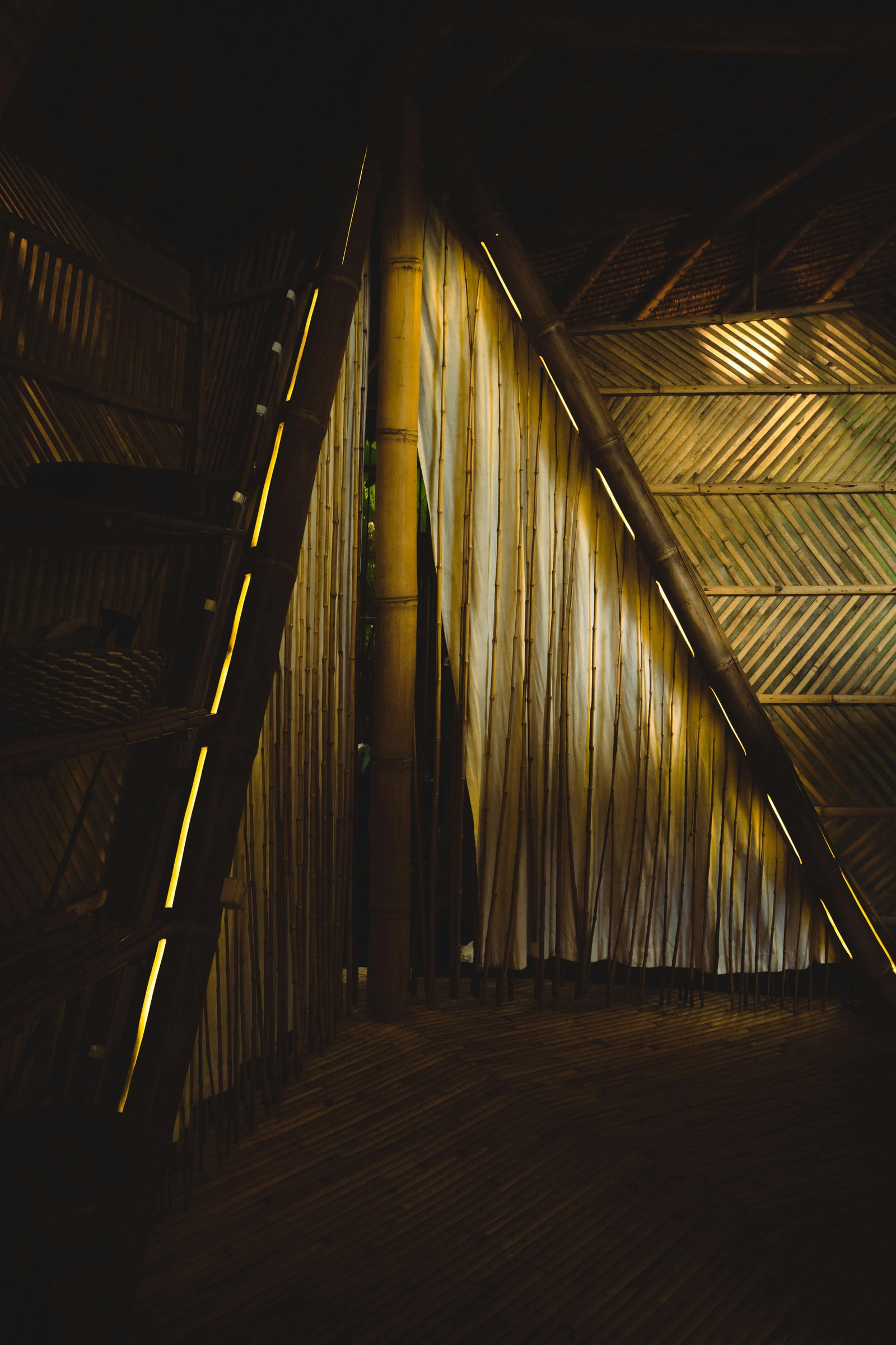 Maison éco-conçue en bambou et matériaux recyclés, entourée de verdure