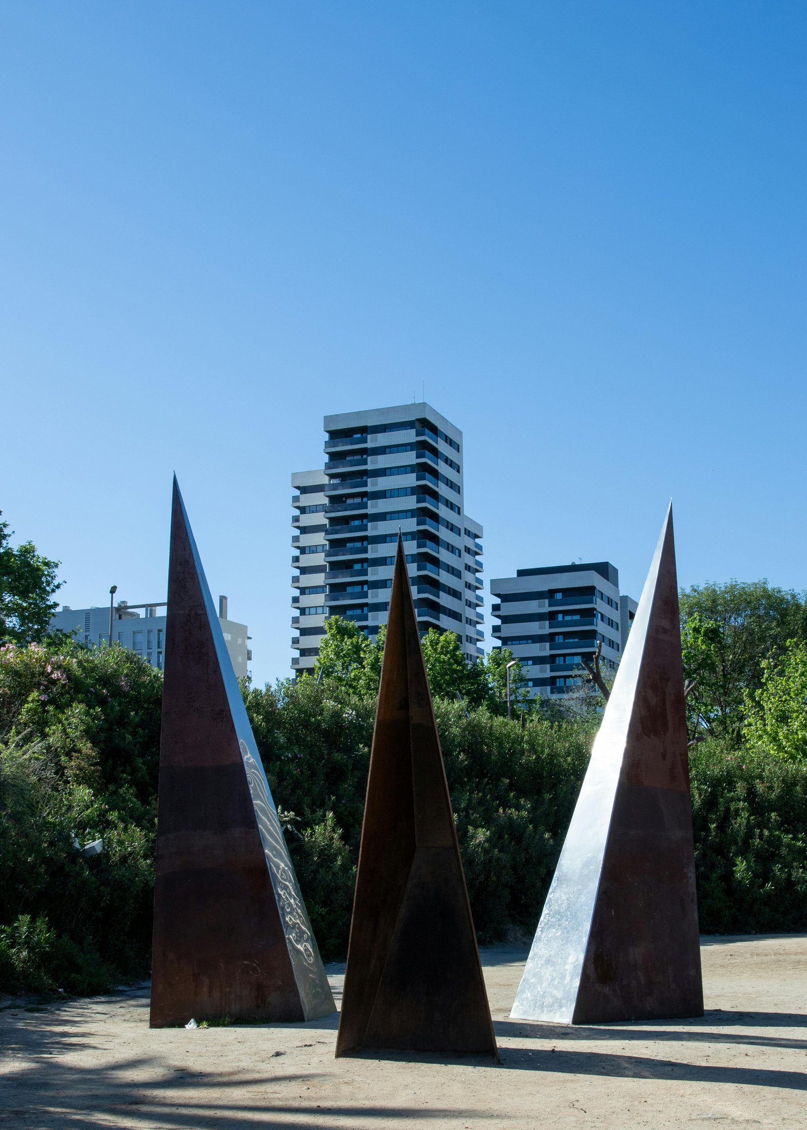 Pompe à chaleur installée dans un jardin moderne