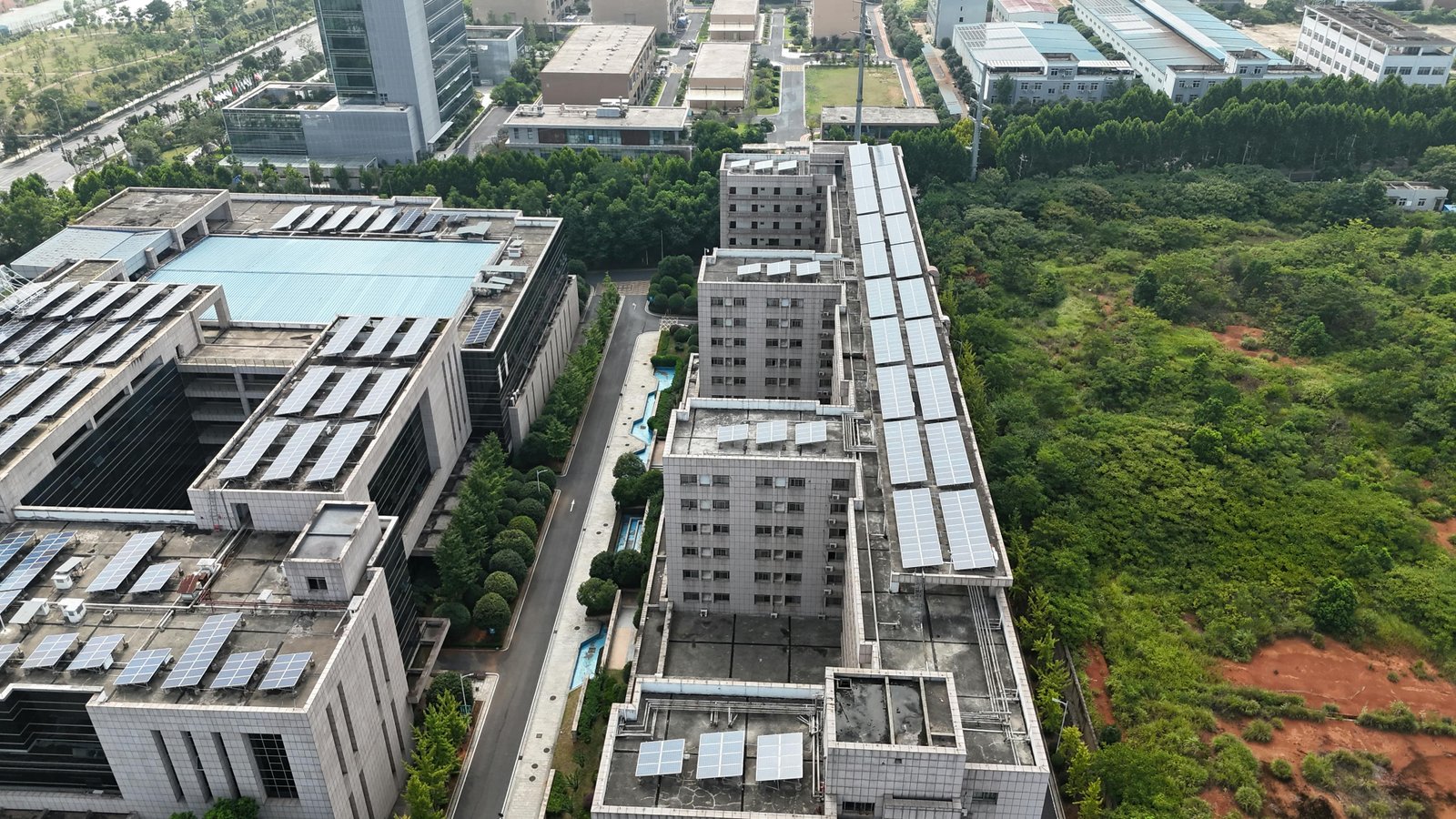 Immeuble en copropriété avec panneaux solaires sur le toit