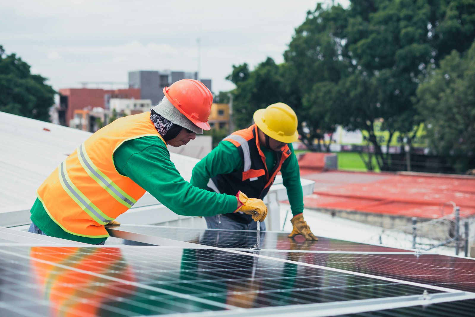 Installation de panneaux solaires sur une maison individuelle