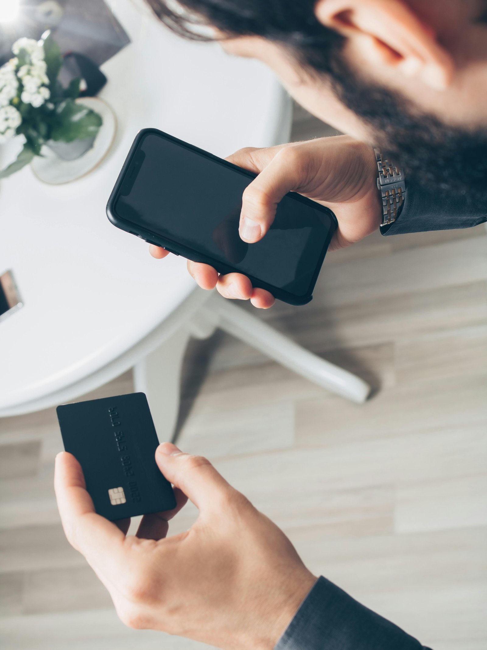 Jeune adulte consultant une application bancaire sur smartphone, sourire aux lèvres