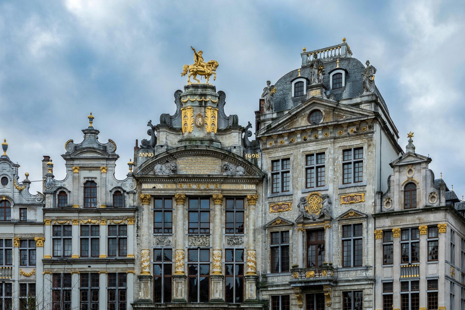 Maison rénovée équipée de panneaux solaires et entourée de verdure