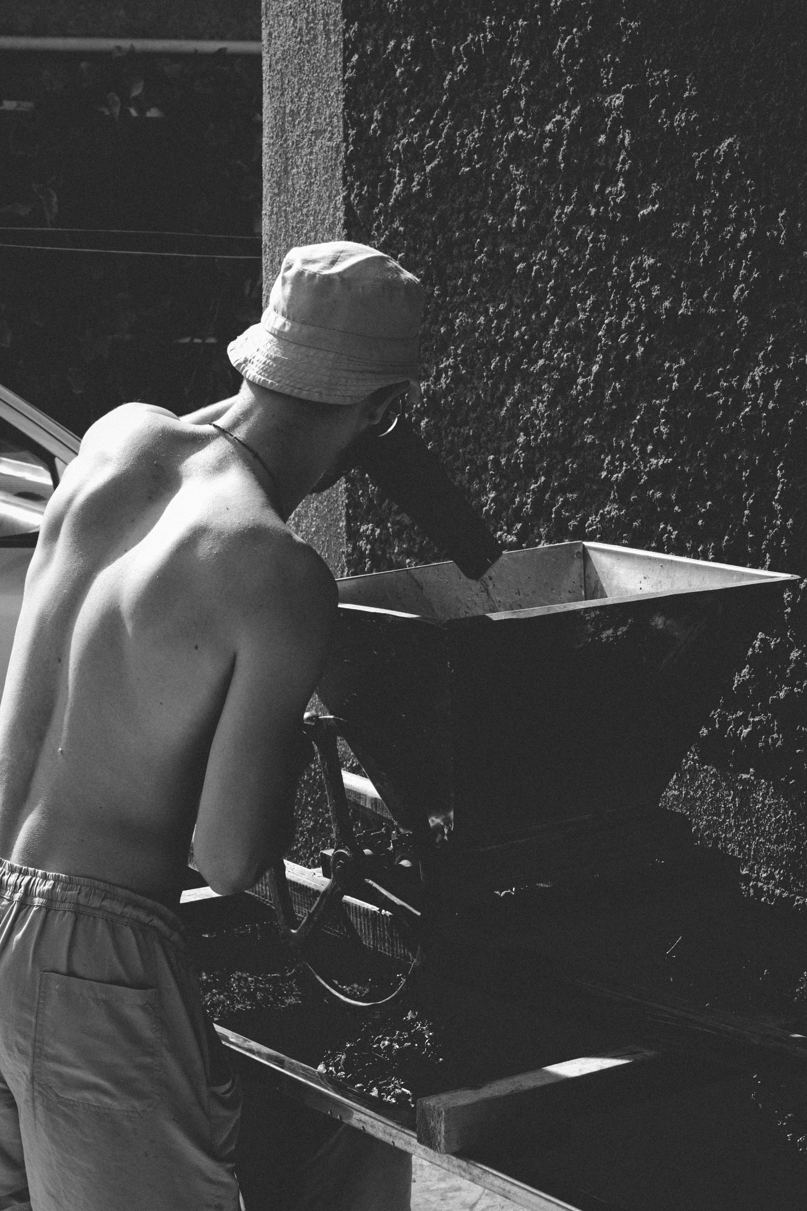 Outils de rénovation posés sur des plans de maison écologique