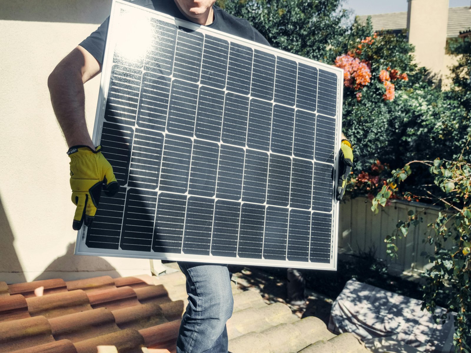 Panneaux solaires installés de travers sur un toit, avec un bricoleur perplexe
