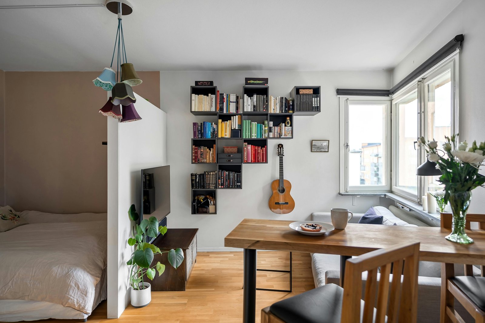 Petit appartement avec meubles modulables et rangements intégrés