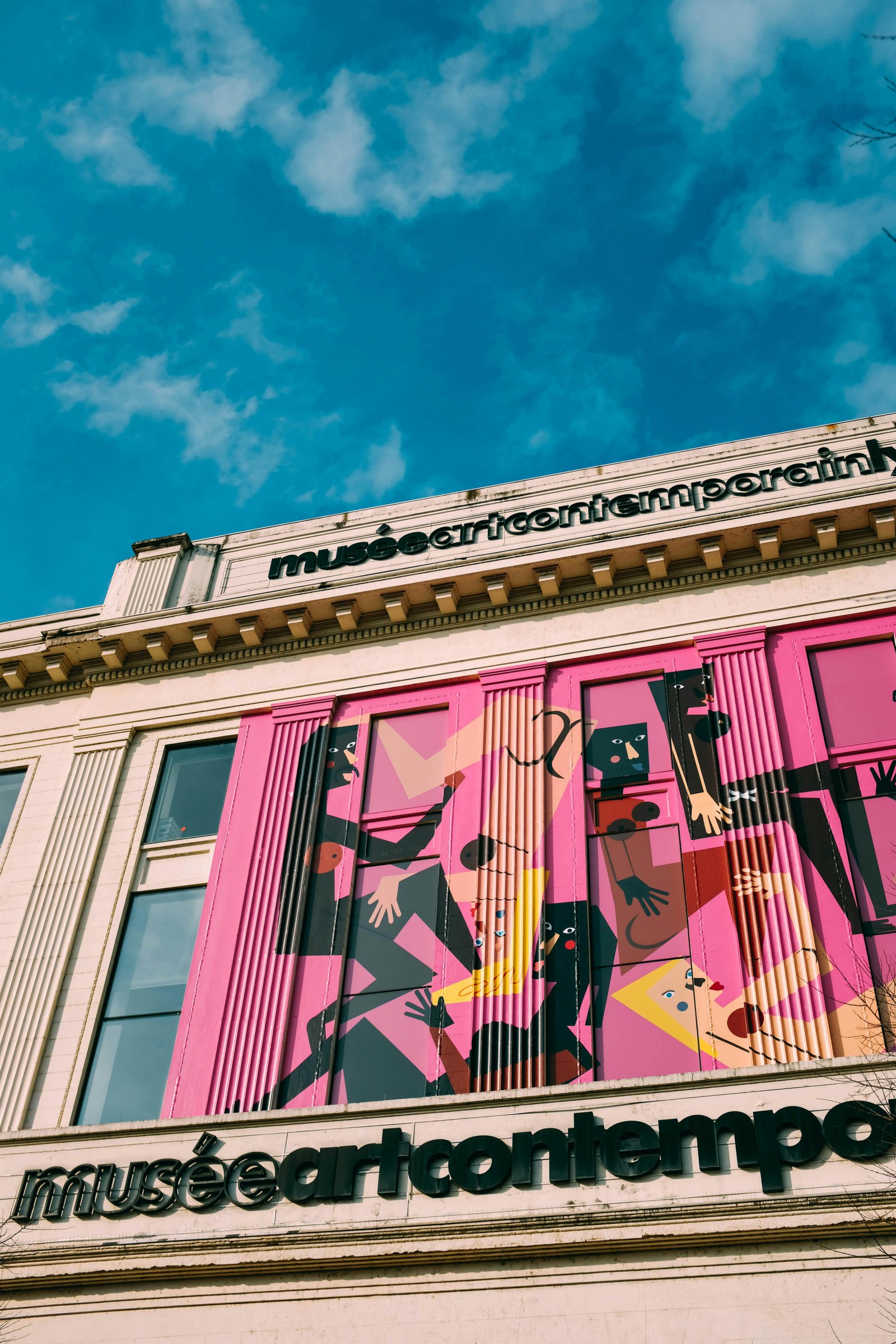 Pompe à chaleur installée à l’extérieur d’une maison contemporaine