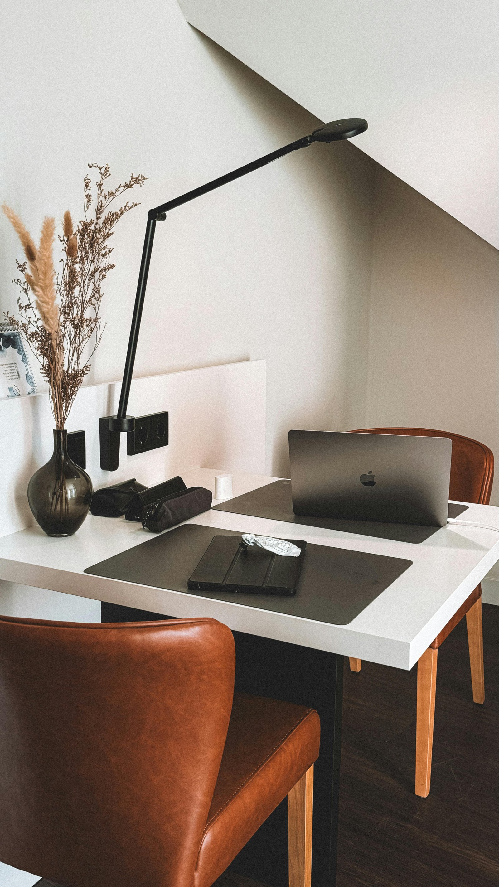 Espace de vie multifonctionnel avec bureau intégré et mobilier modulable