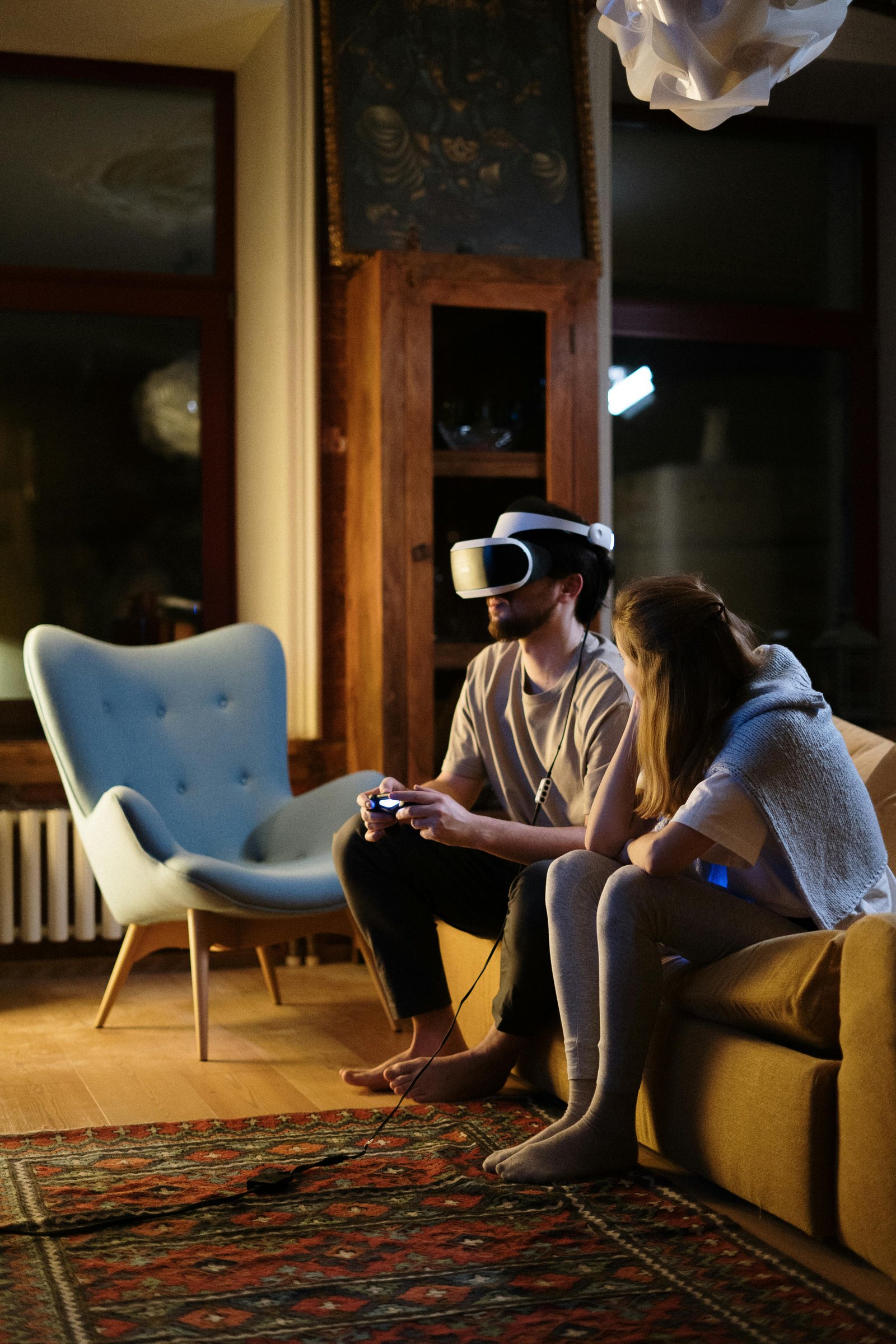 Jeune couple utilisant un casque de réalité virtuelle pour visiter un appartement
