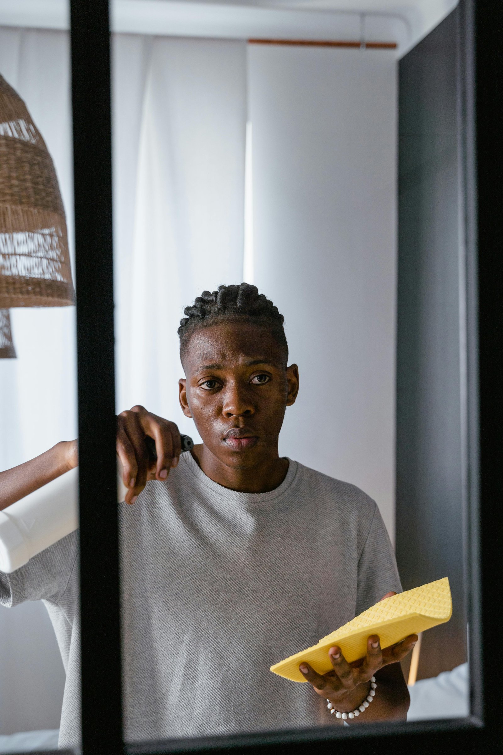 Locataire effectuant un entretien courant dans son appartement