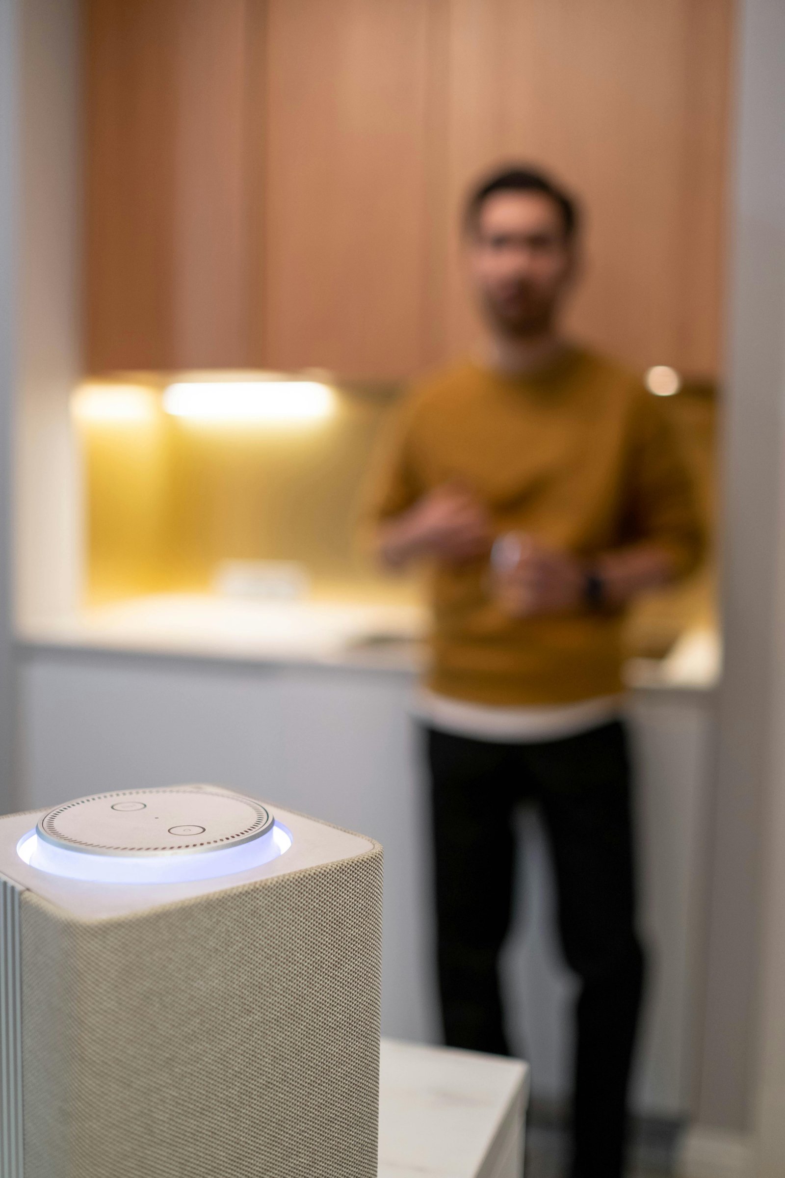 Espace de vie moderne avec éclairage connecté et objets domotiques