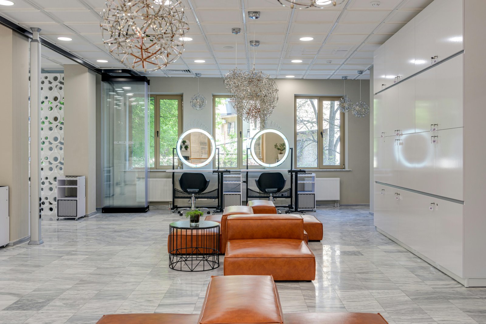 Salon moderne optimisé avec mobilier multifonctionnel et rangements intégrés